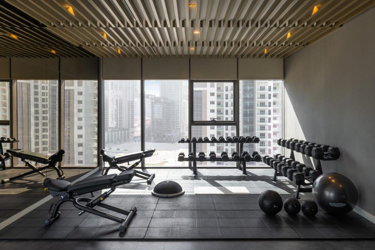 Paramount Hotel Midtown Dubai Exterior foto The gym at the hotel