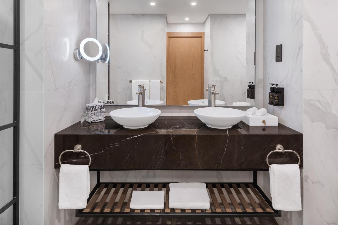Paramount Hotel Midtown Dubai Exterior foto Bathroom