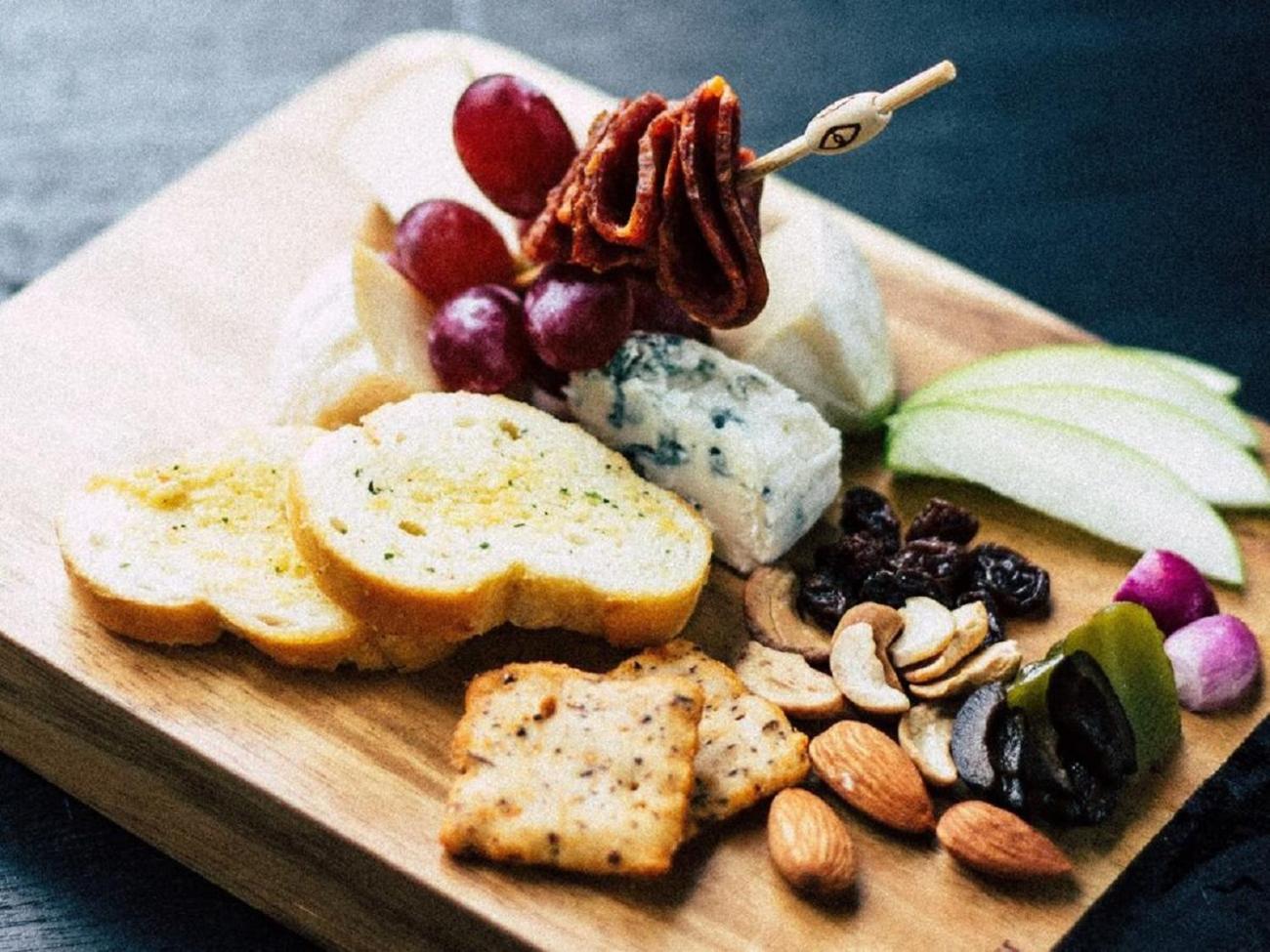 Paramount Hotel Midtown Dubai Exterior foto A cheese board with crackers, fruit, nuts and dried meat